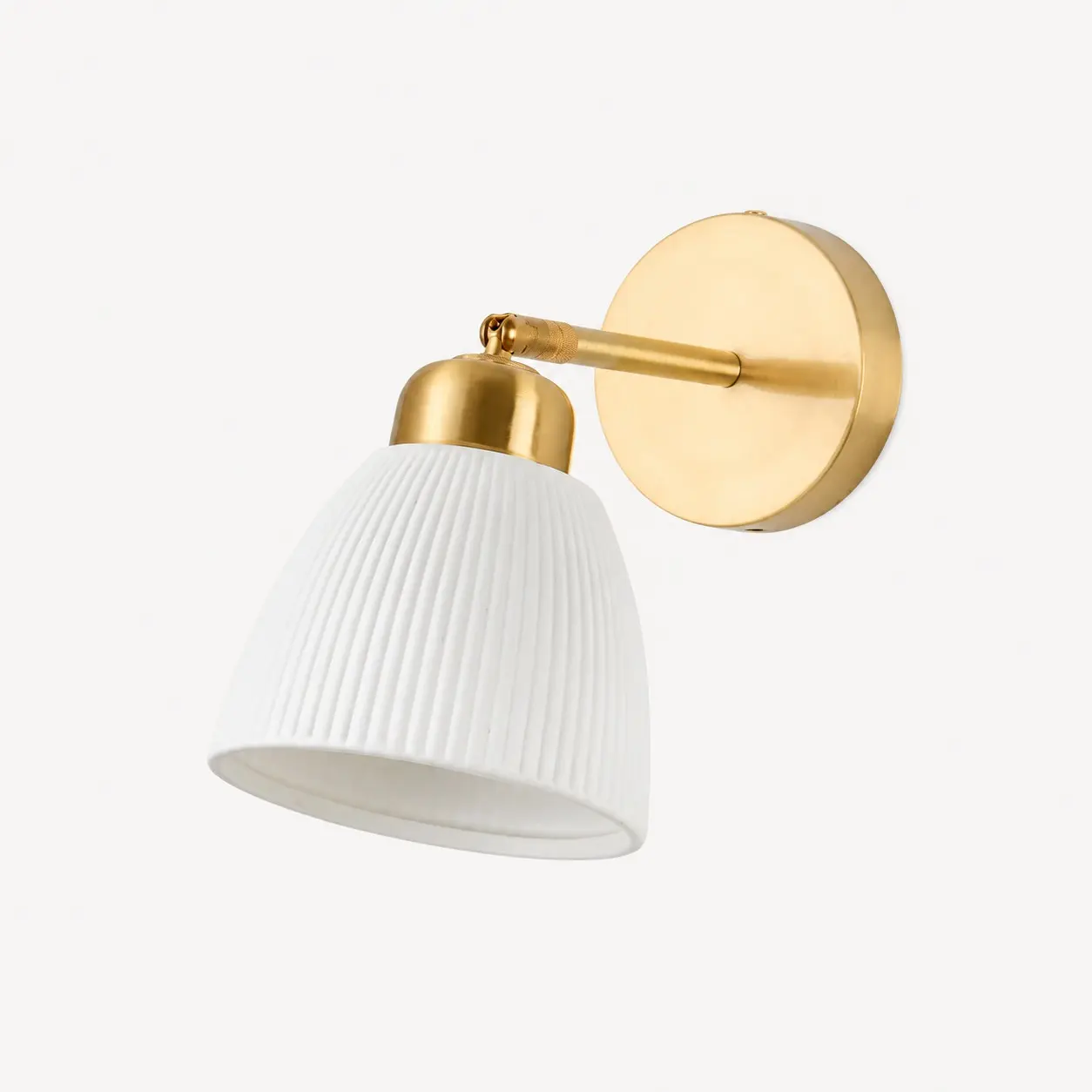 Aplique de pared ajustable de cerámica blanca y latón.