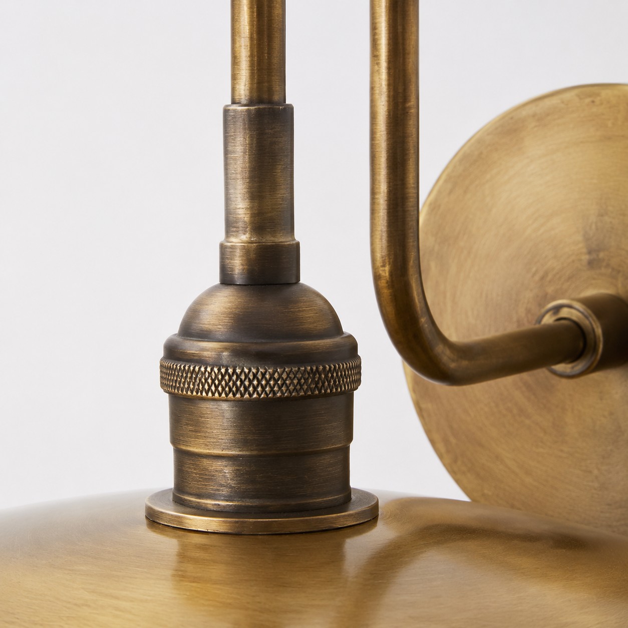Detailweergave van het subtiel verouderde antieke messing lampenkapoppervlak.