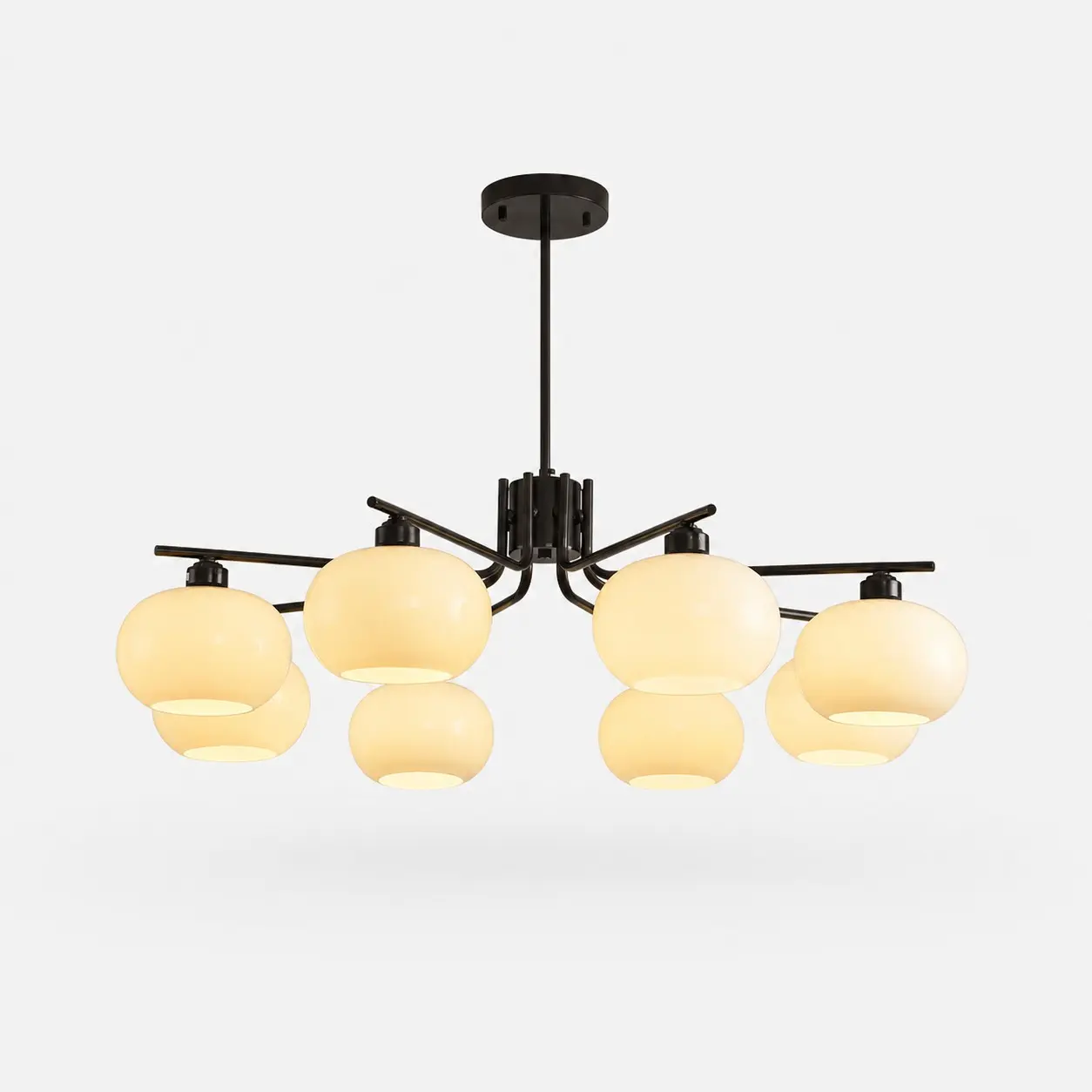 Lámpara de araña de ocho luces de latón macizo negro con pantalla de cristal opalino.
