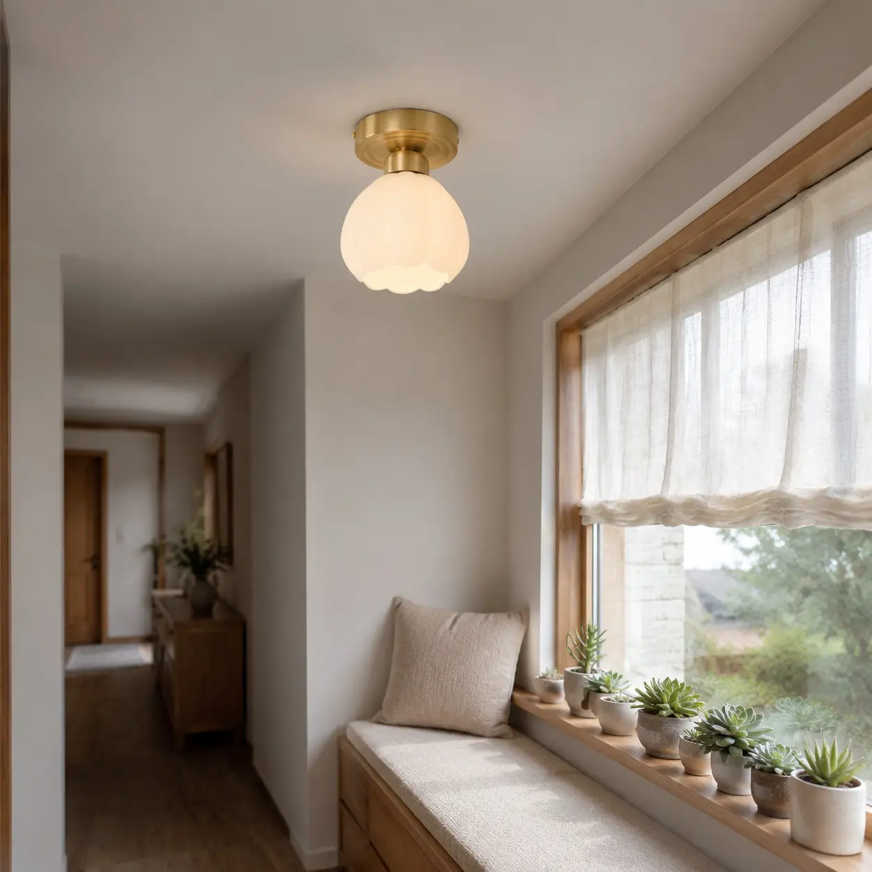 Taklampa med mjölkglasblomma ovanför fönsterplats