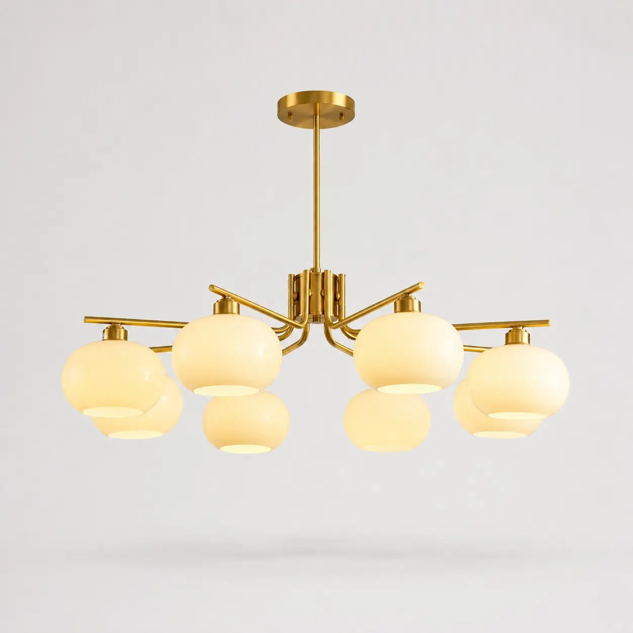 Lámpara de araña de ocho luces de cristal opalino, fabricada en latón macizo dorado.