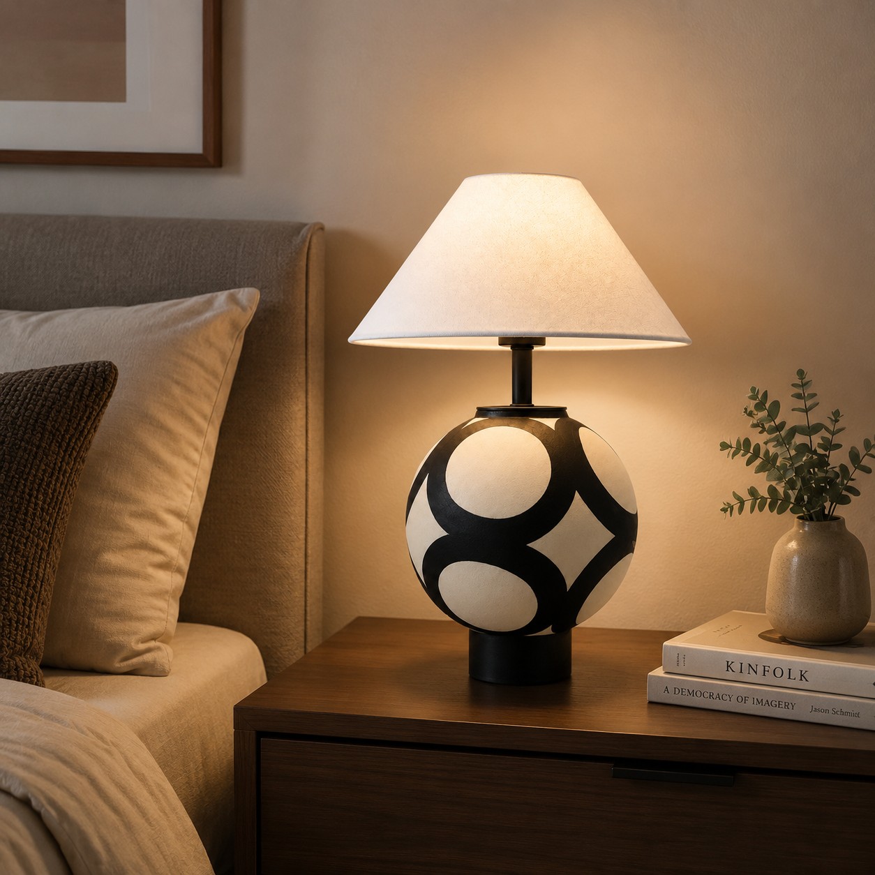 Keramická kulatá stolní lampa vedle postele