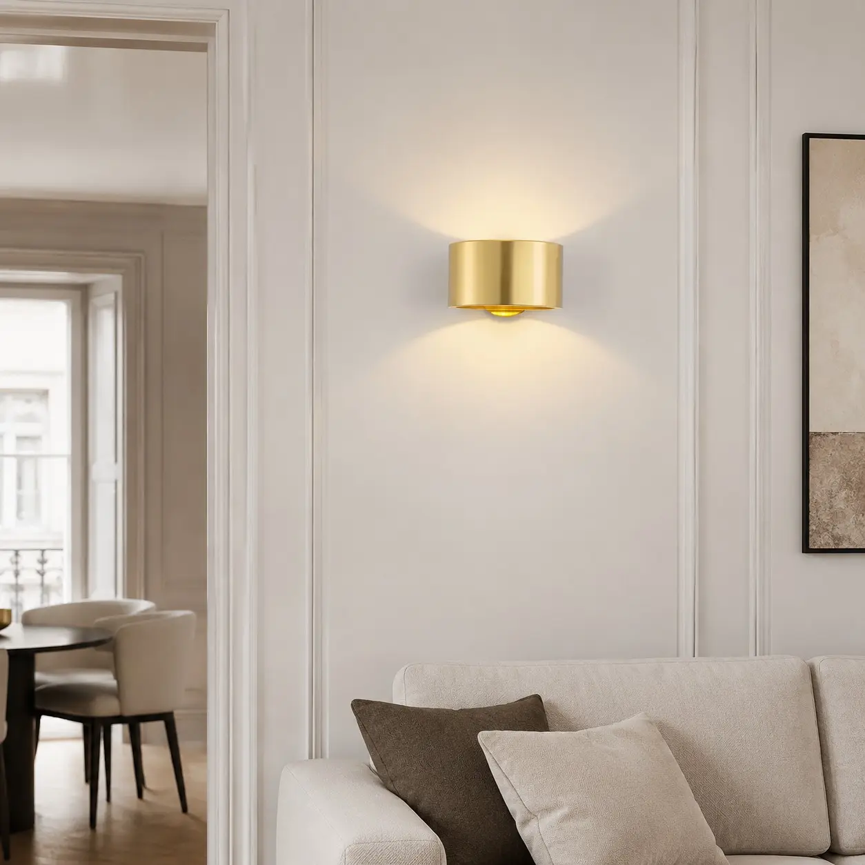 Vägglampa i guldfärgad mässing i en elegant interiör
