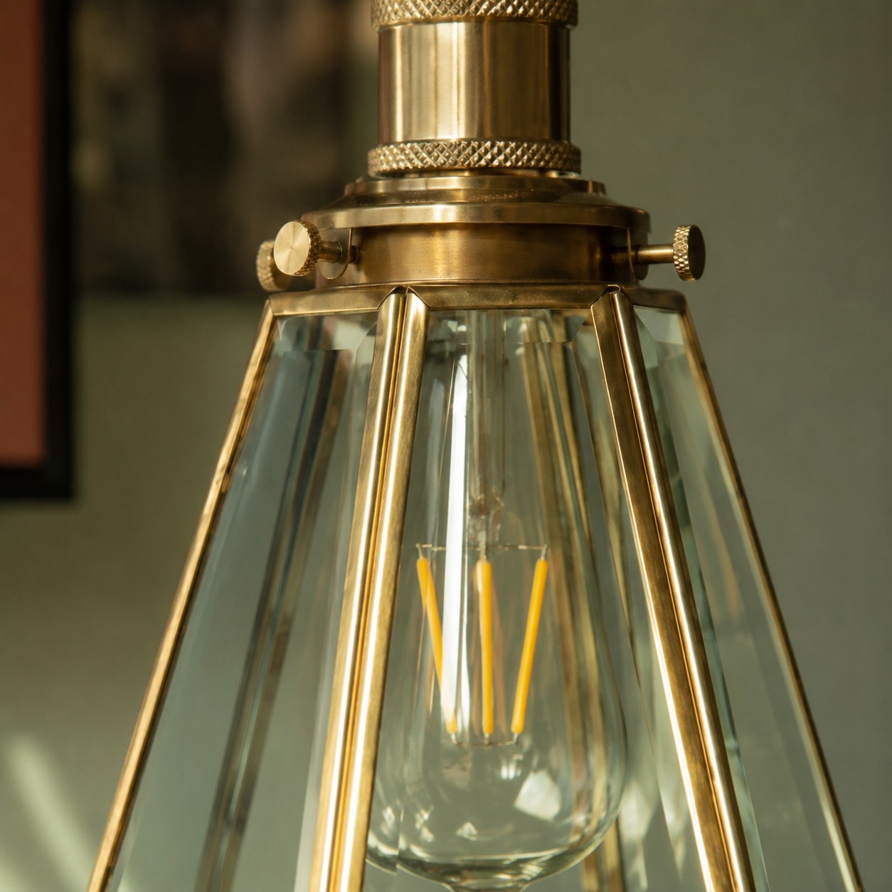 Verre facetté et ferronnerie chaleureuse 2