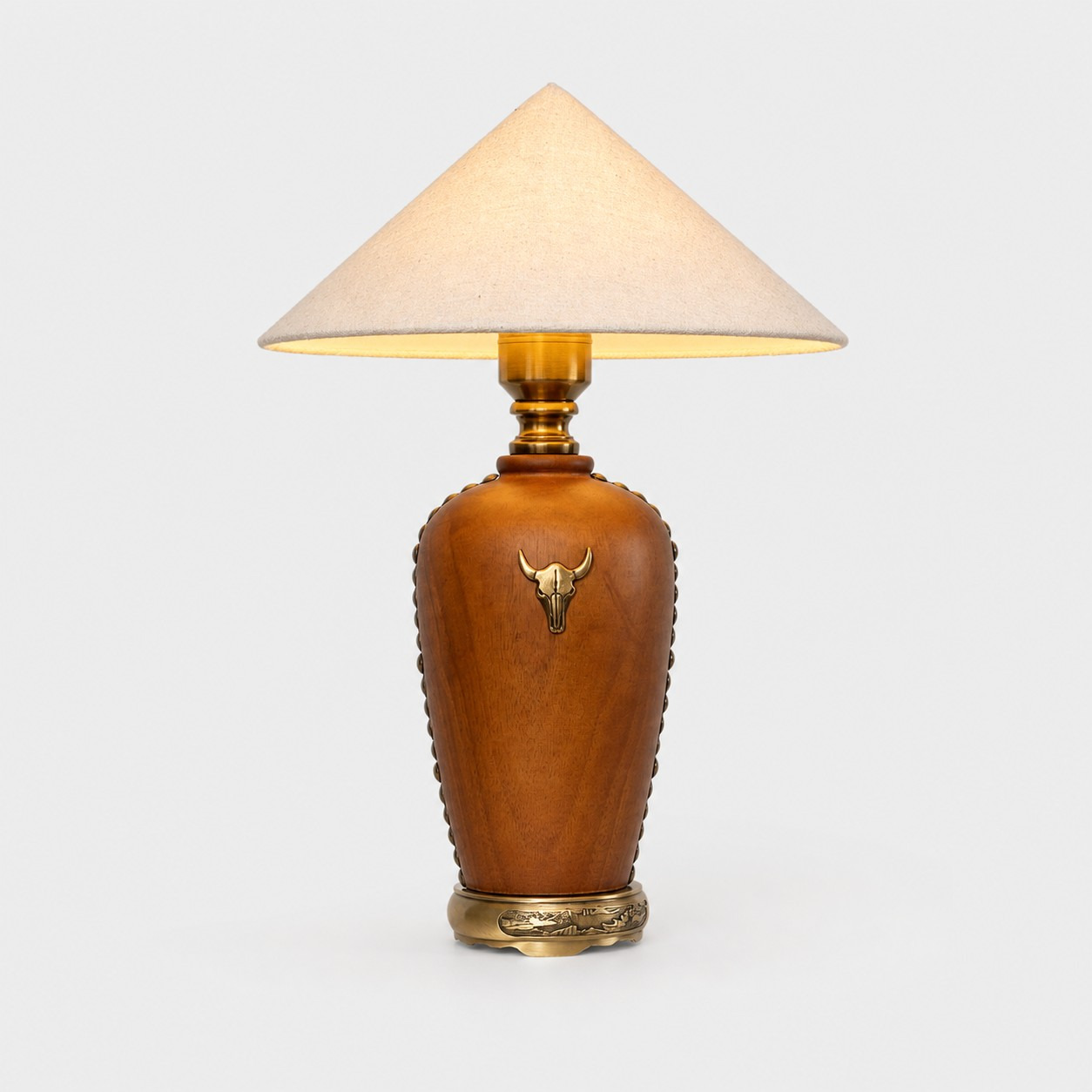 Stolní lampa ze dřeva s bílým stínidlem