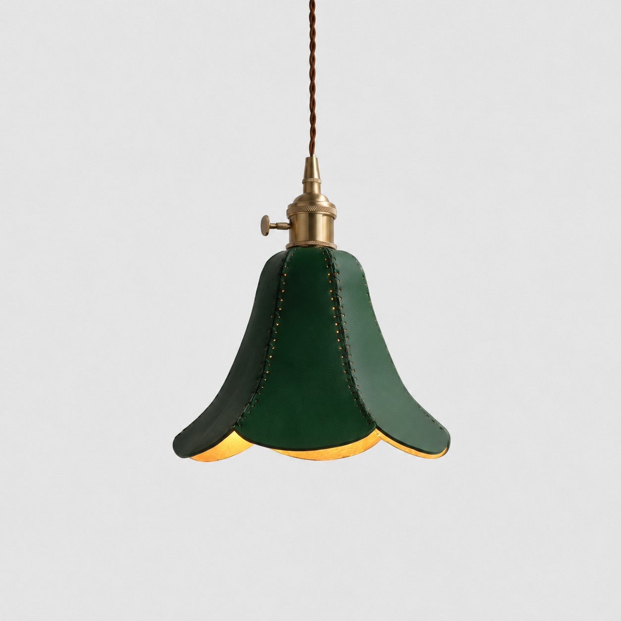 Luminária pendente verde com uma única pétala de couro.