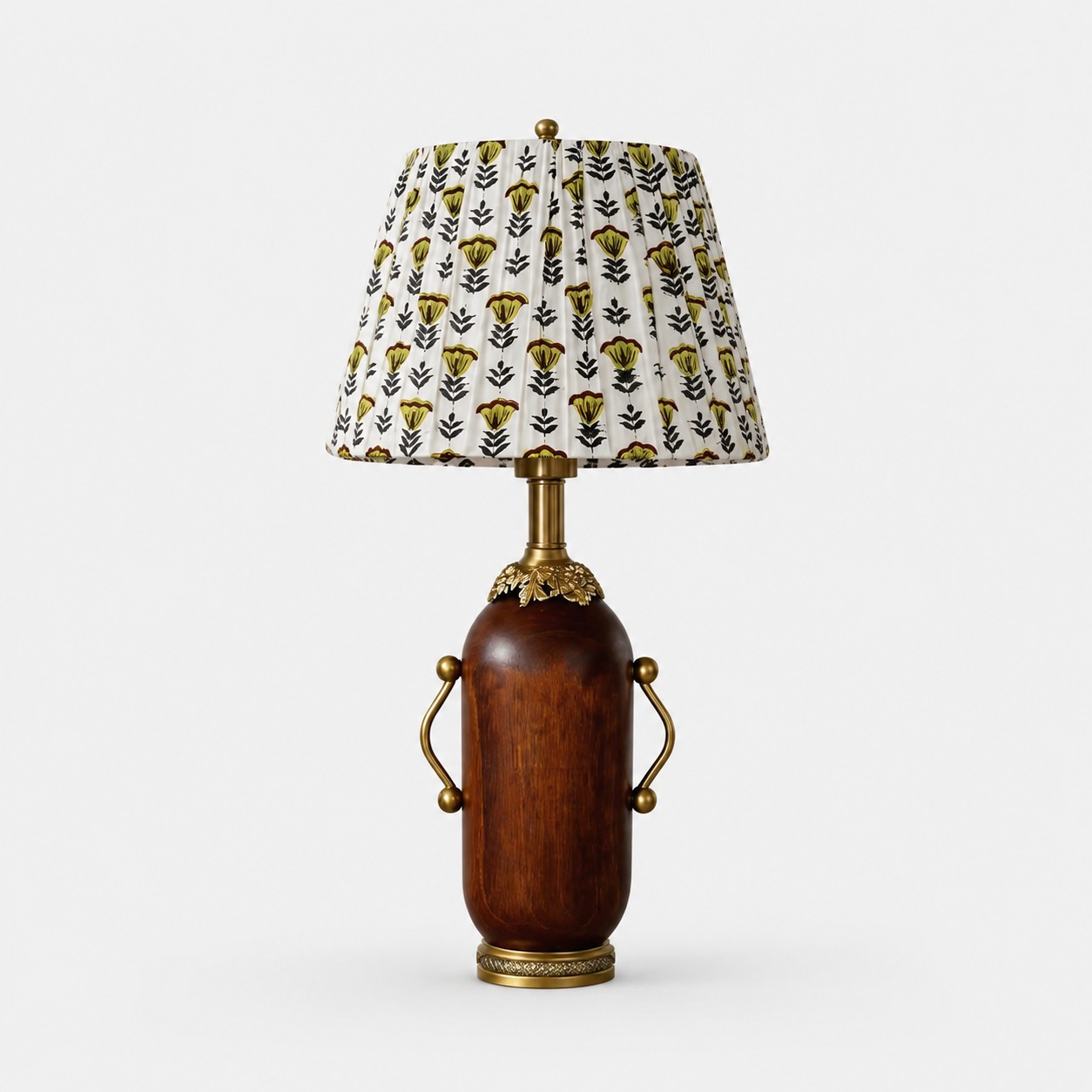 Djupbrun bordslampa med gul blommig veckad skärm