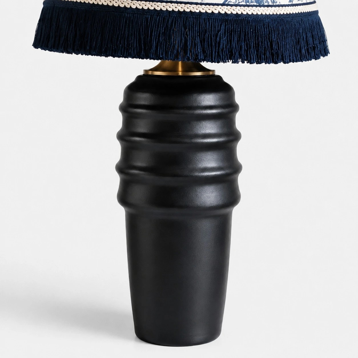 Broderad keramisk bordslampa