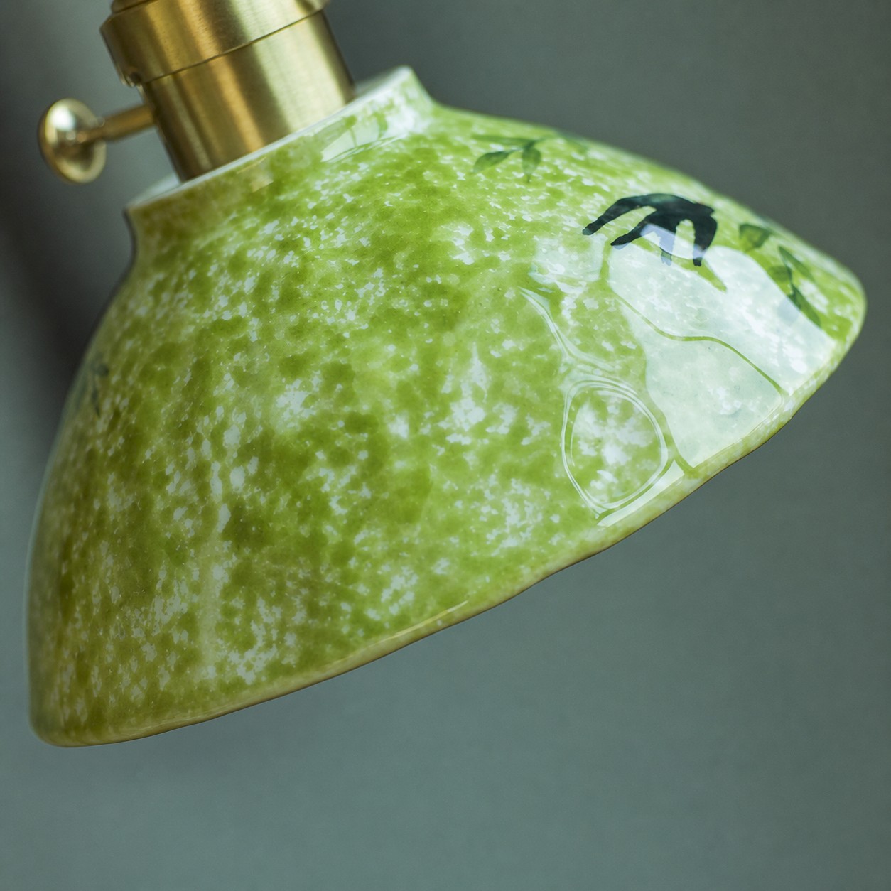 Superficie in ceramica smaltata verde e bordo a cupola bassa.