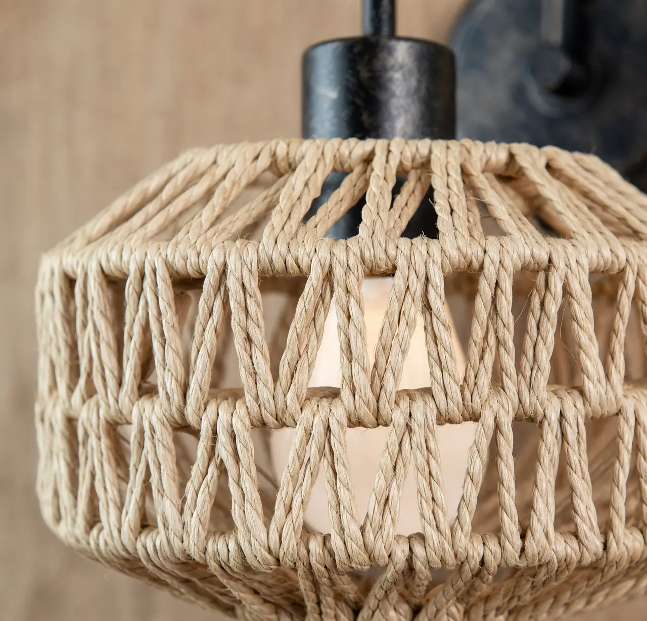 Gros plan sur la texture naturelle du rotin tissé