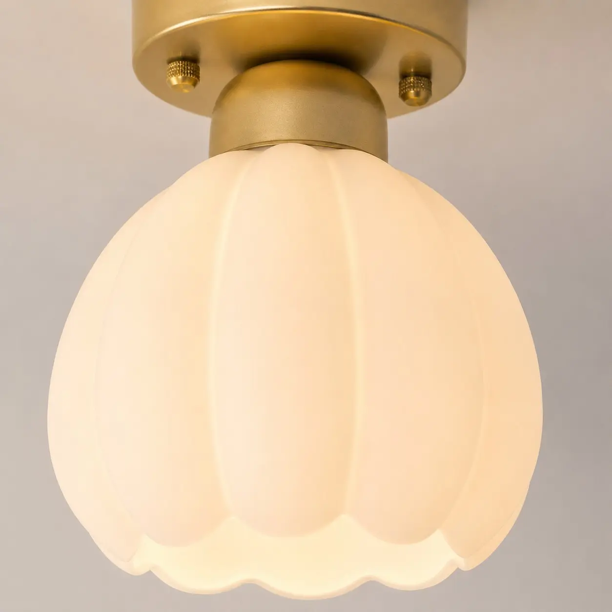 Detalj av räfflad mjölkglasskärm