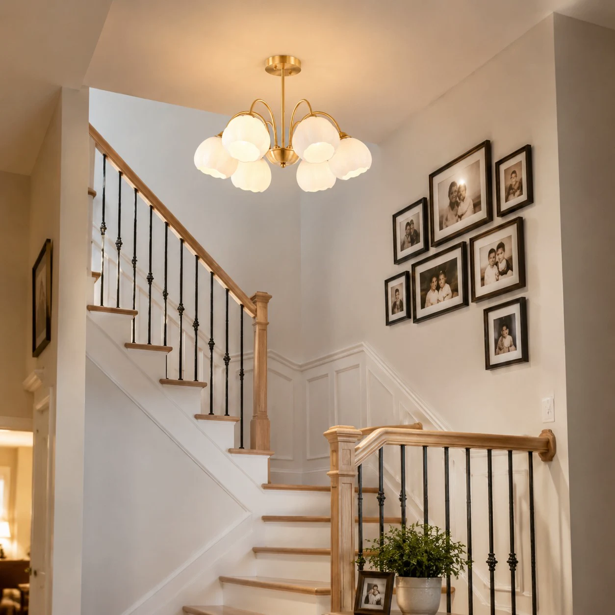 Lustre installé au-dessus d'un escalier