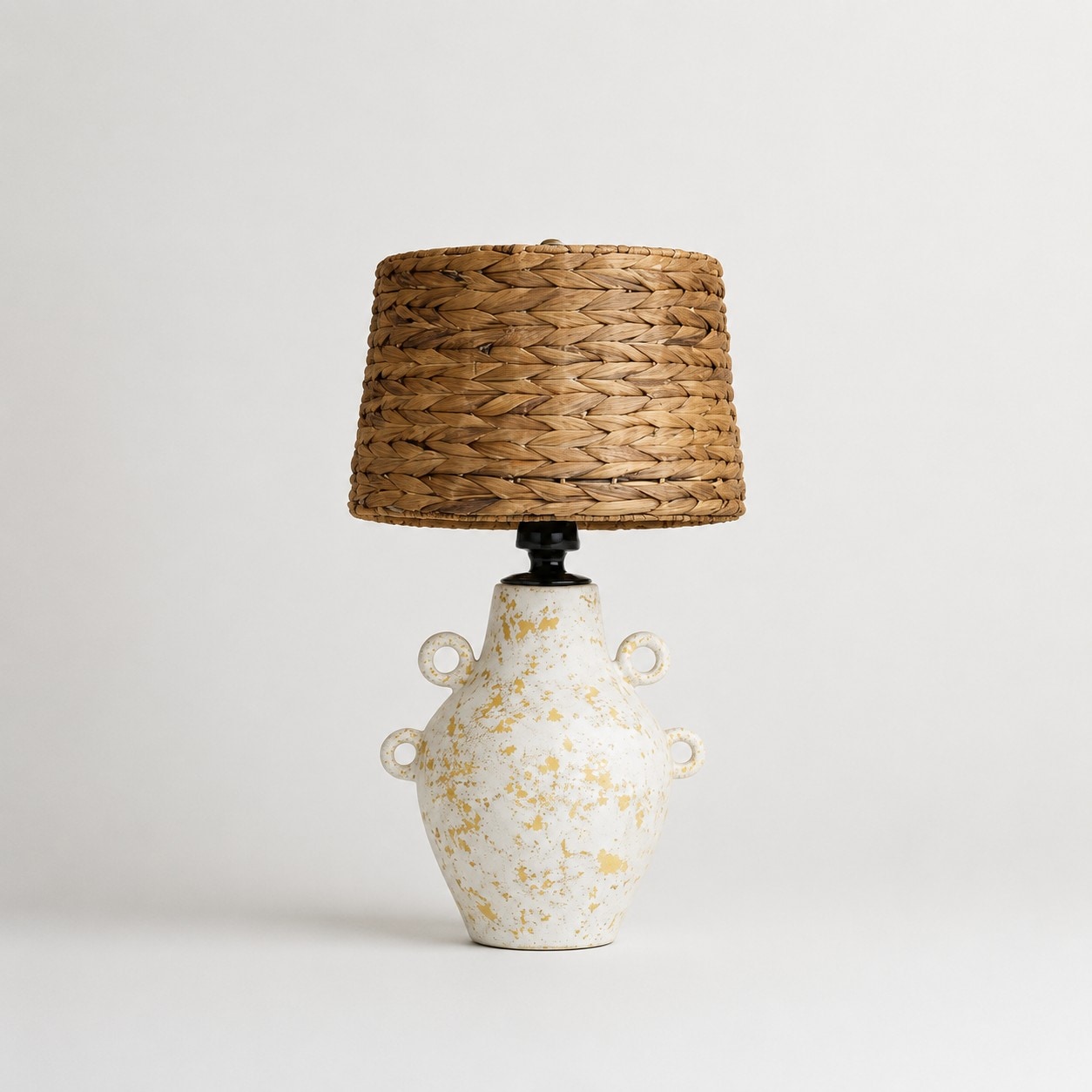 Lampa stołowa ceramiczna z włącznikiem przyciskowym i plecionym kloszem