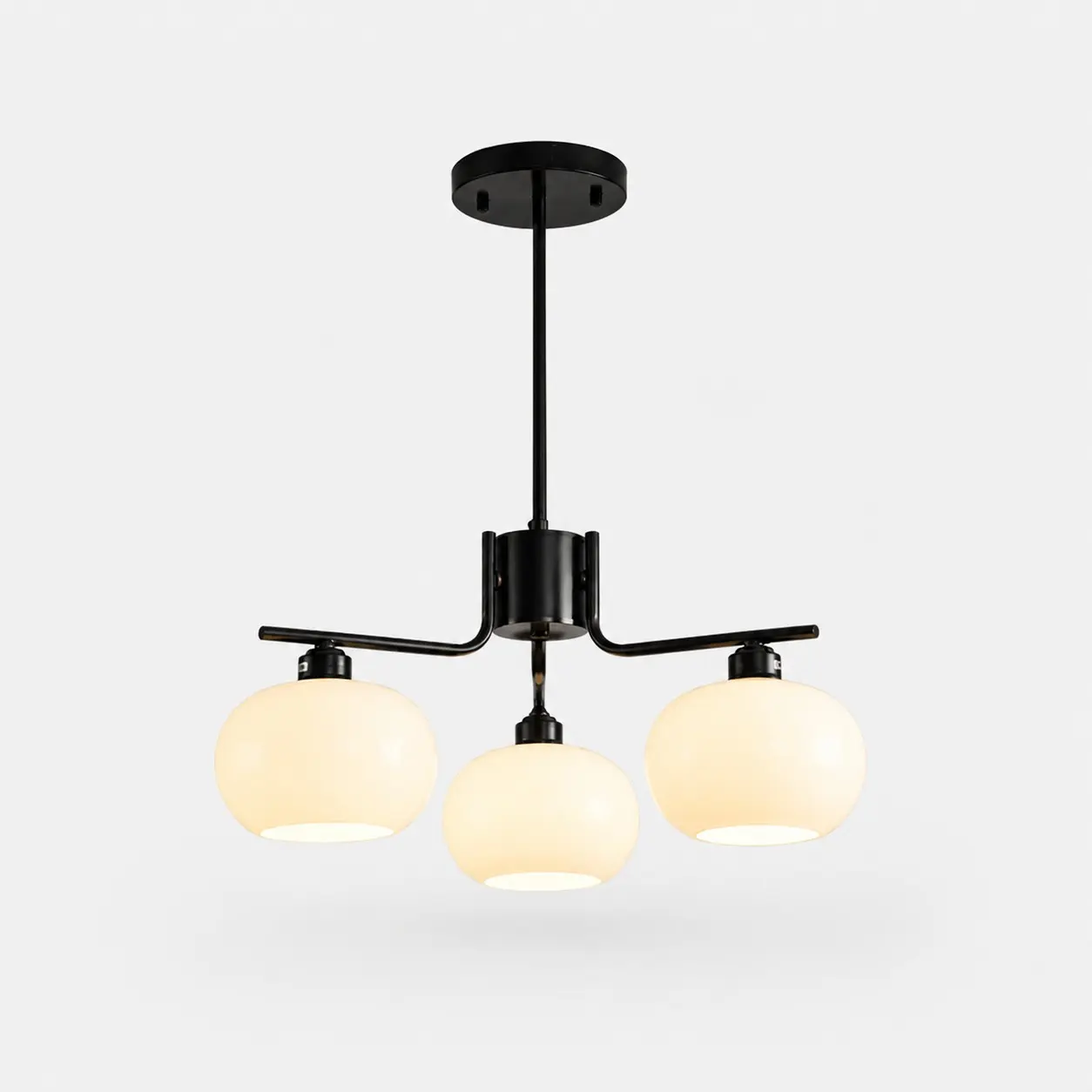 Lámpara de araña de tres luces de latón macizo negro con pantalla de cristal opalino.