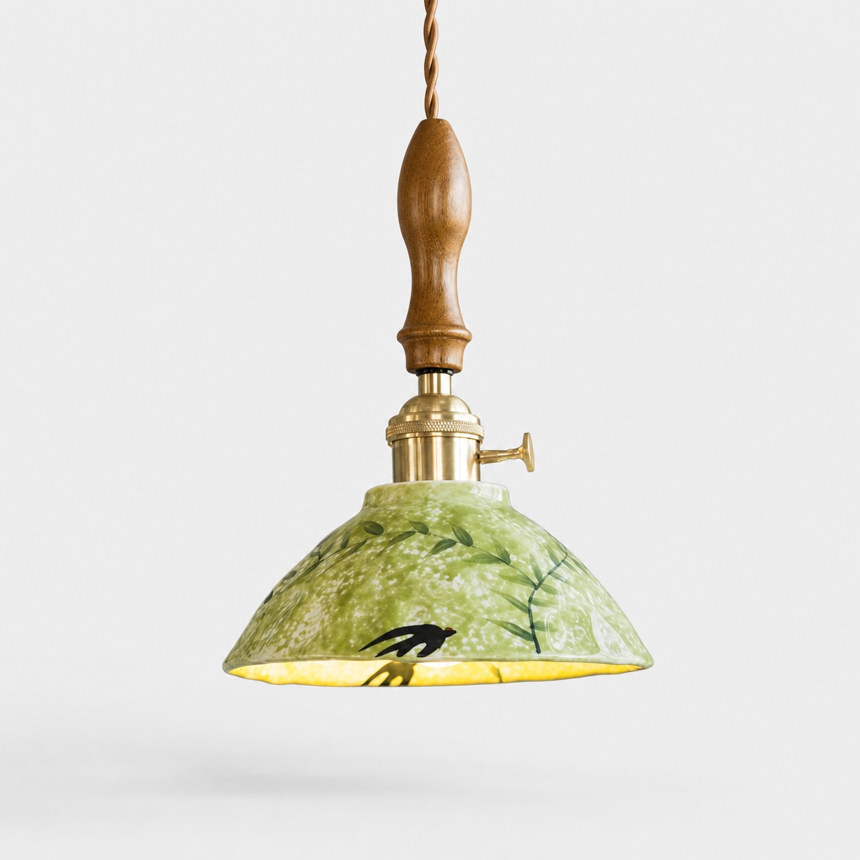 Lampadario a sospensione a cupola bassa in ceramica smaltata con decorazioni botaniche.