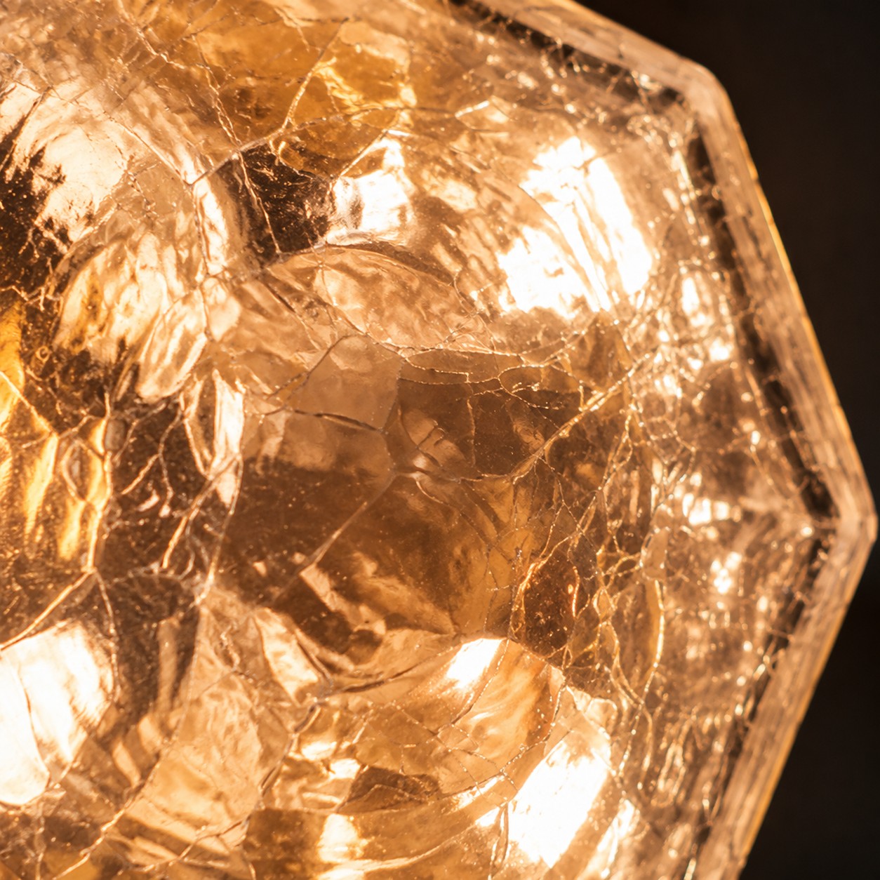 Fines craquelures sur l'abat-jour en verre transparent