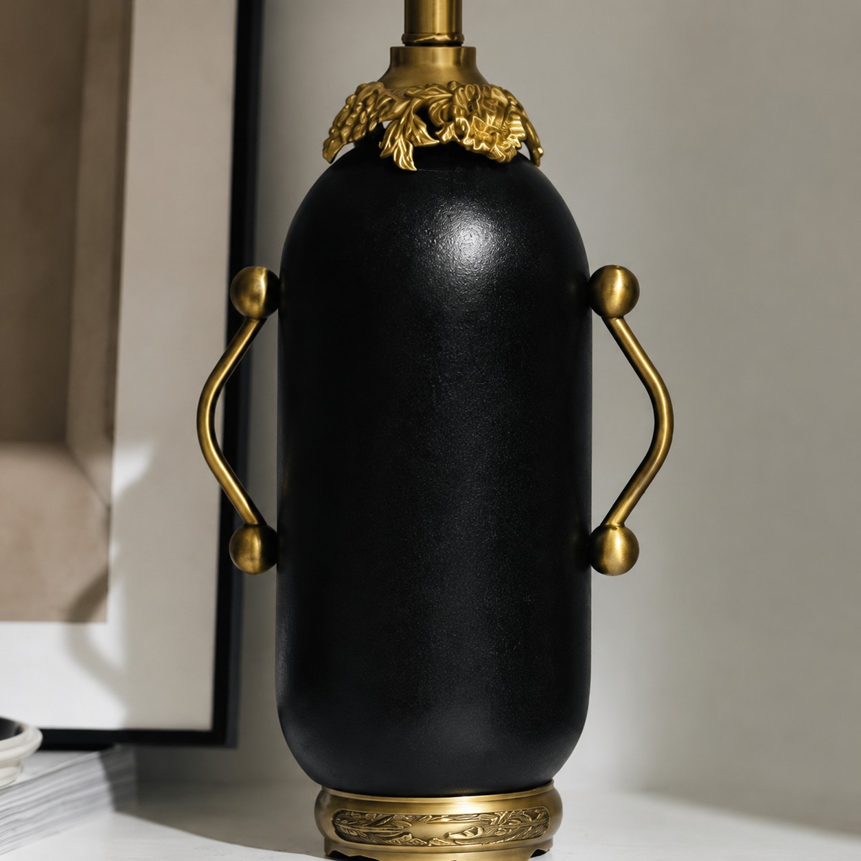 Helmatt svart vintage blommig bordslampa