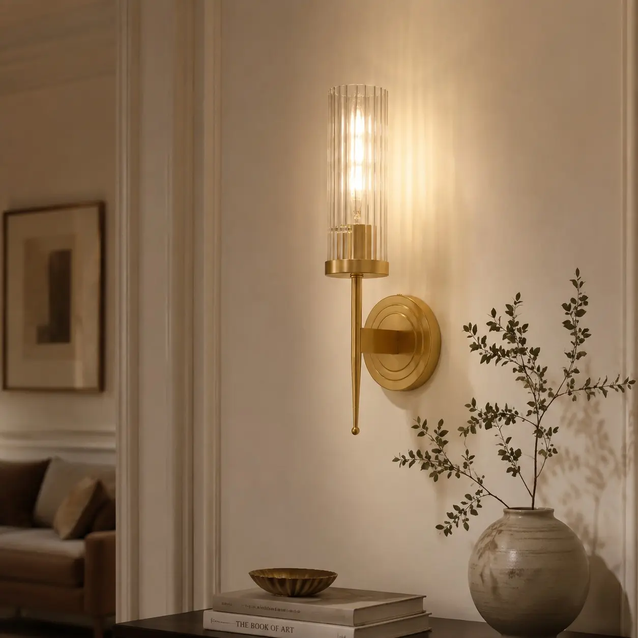 Applique murale à une seule tête en laiton et verre dans un intérieur raffiné