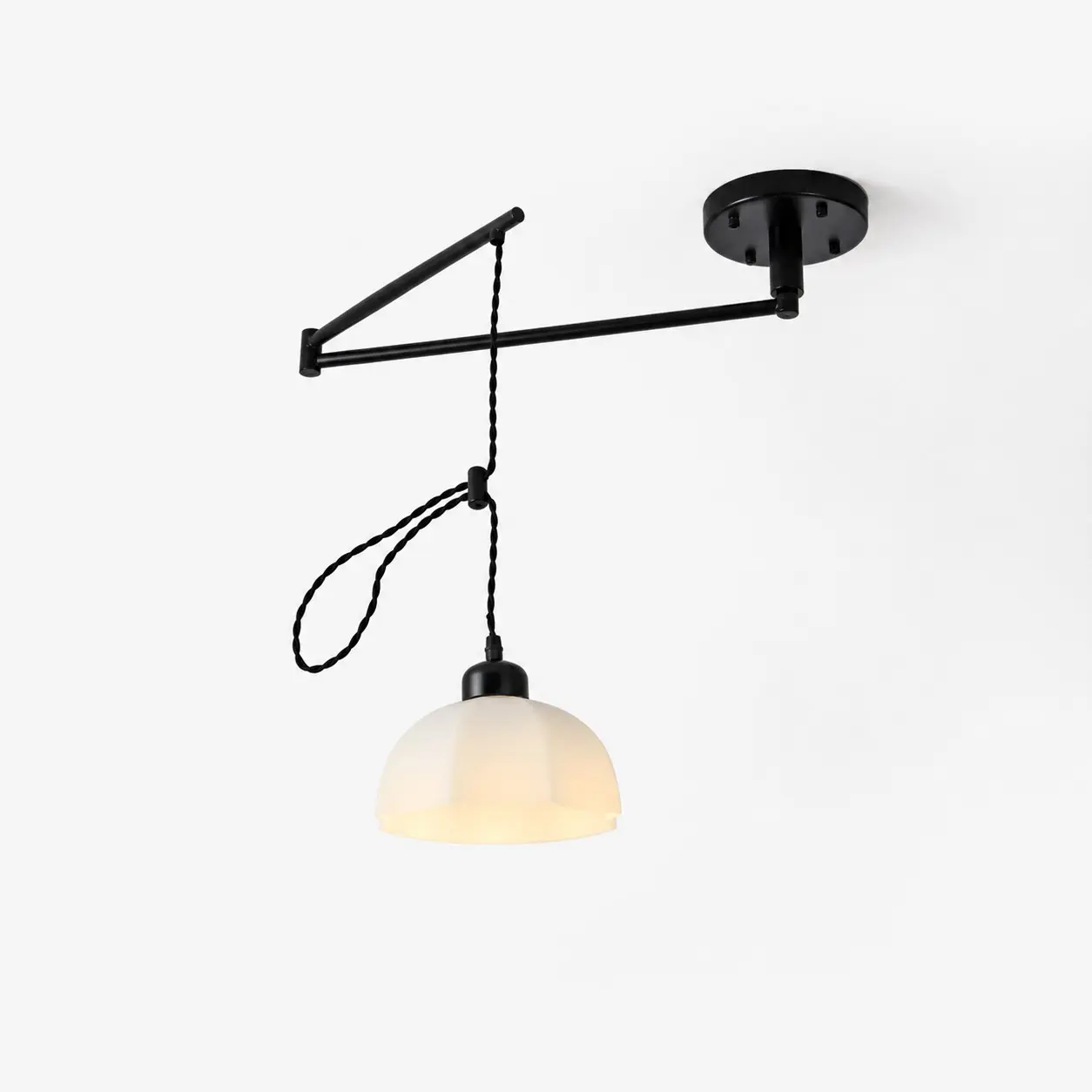 Schwarze Pendelleuchte im Stil A mit einer Lichtquelle