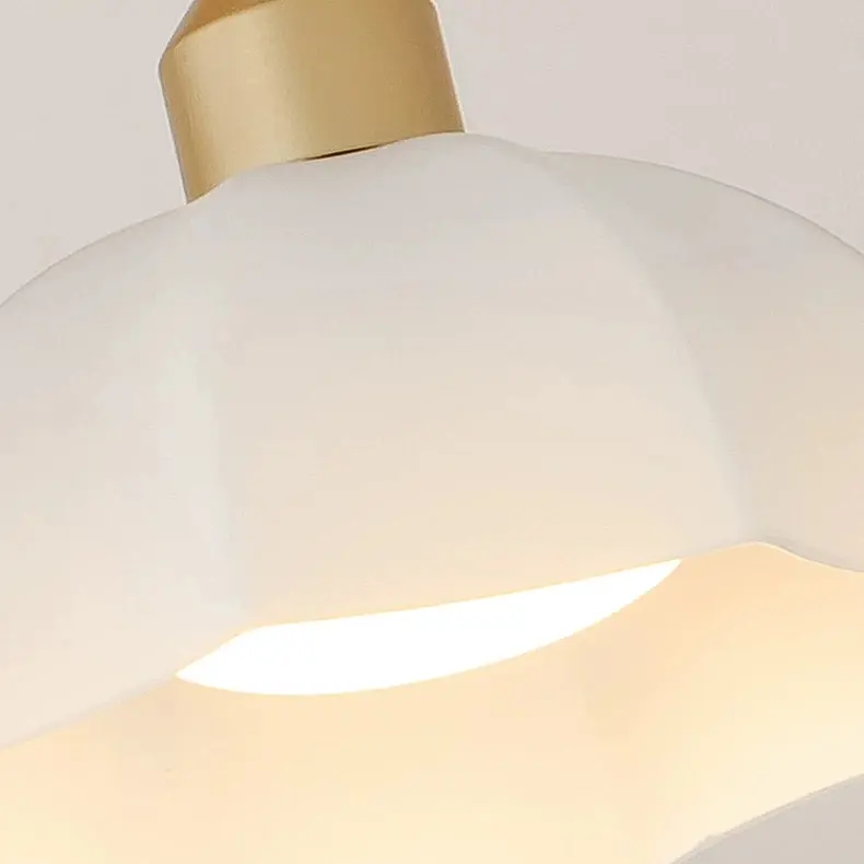 Detail stínidla z opálového mléčného skla