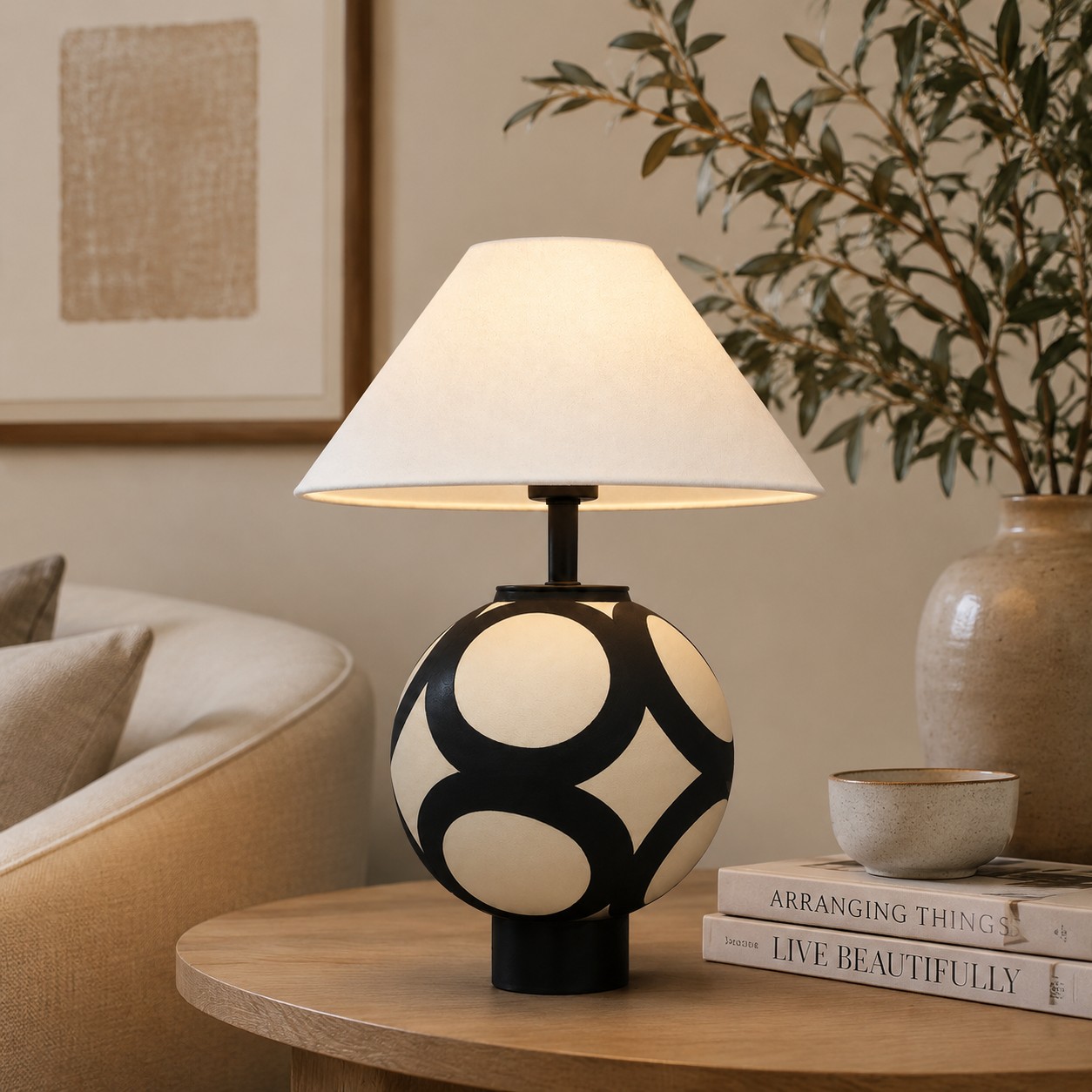 Keramická kulatá stolní lampa v rohu obývacího pokoje
