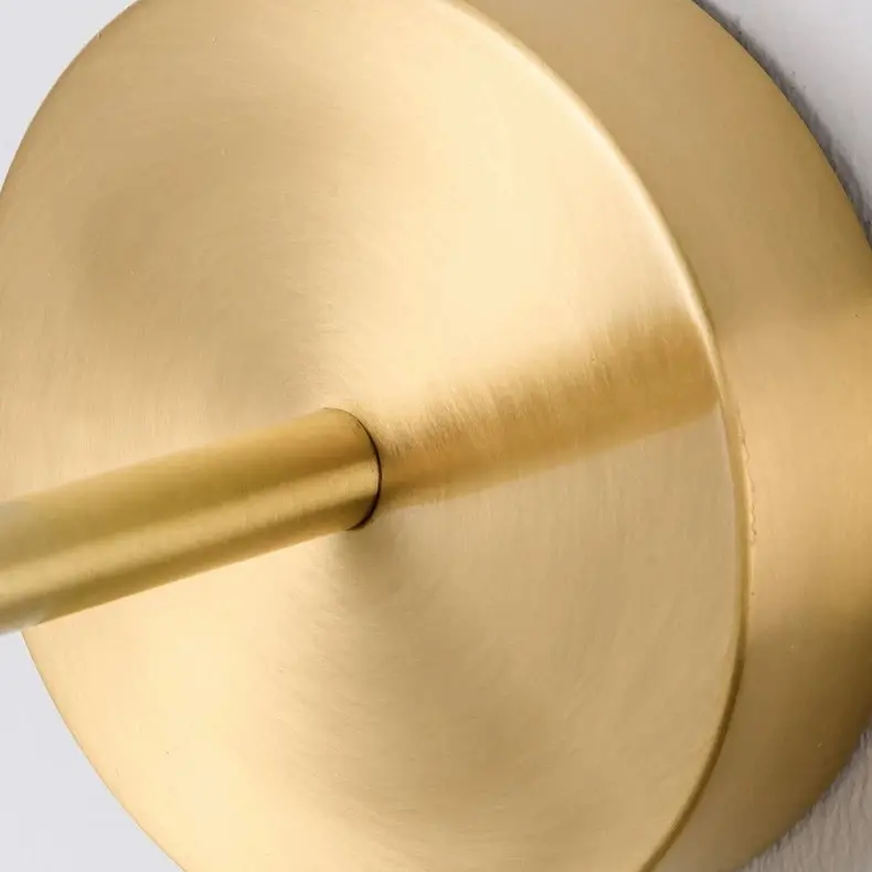 Detalle de la placa trasera de pared de latón cepillado