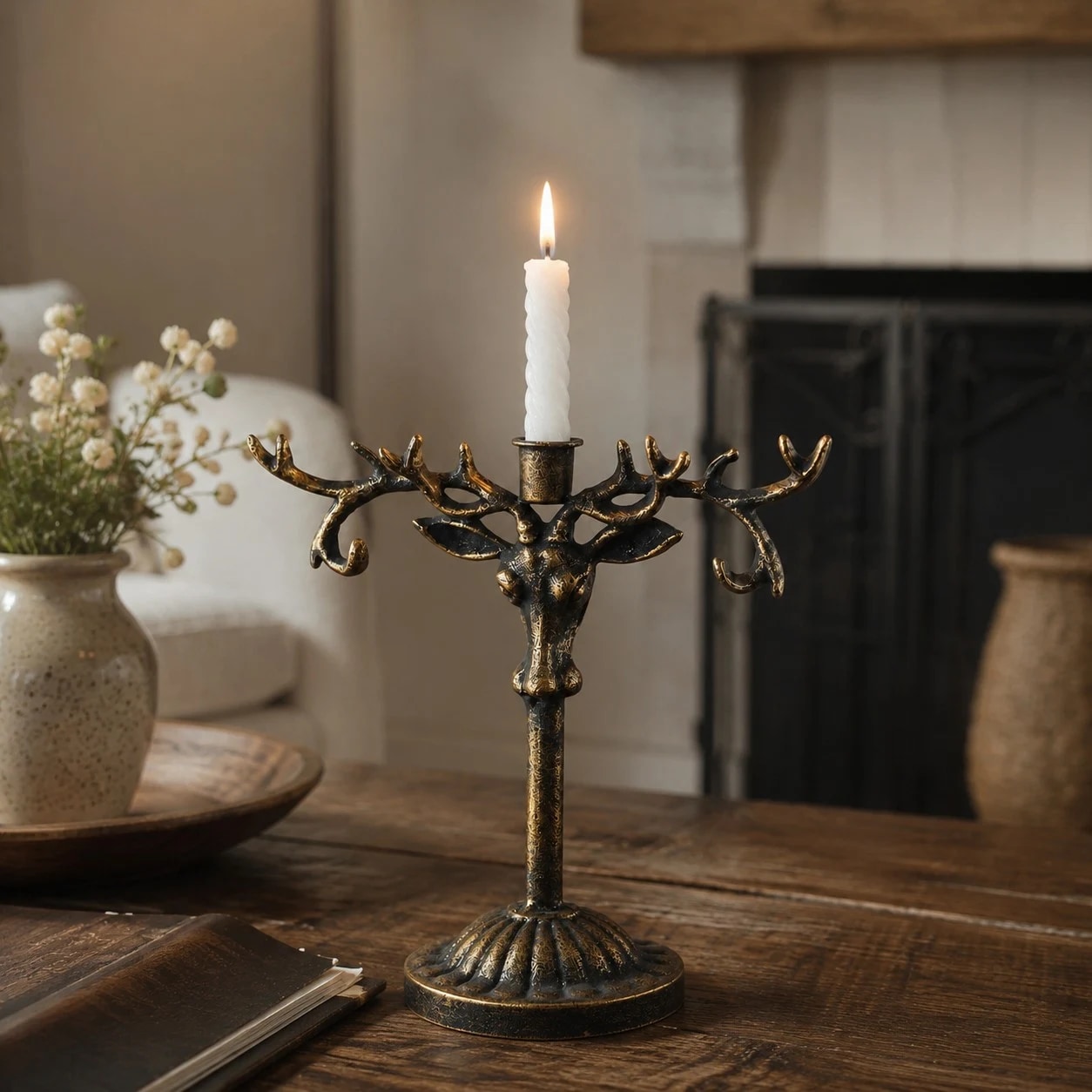 Candelabro antiguo de hierro con forma de cabeza de ciervo en una escena de mesa iluminada con velas.