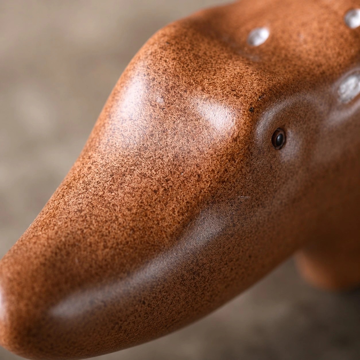 Vista de cerca del rostro y la textura de la superficie de la escultura del oso hormiguero.