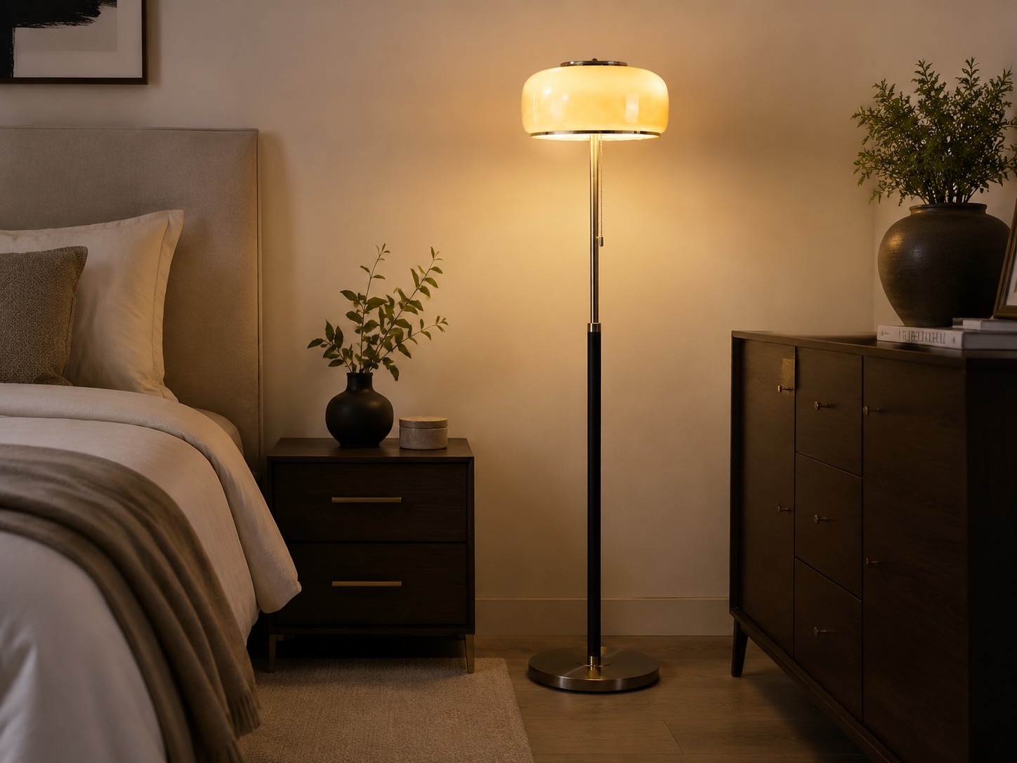 Stojací lampa Bauhaus umístěná vedle postele v klidné ložnici