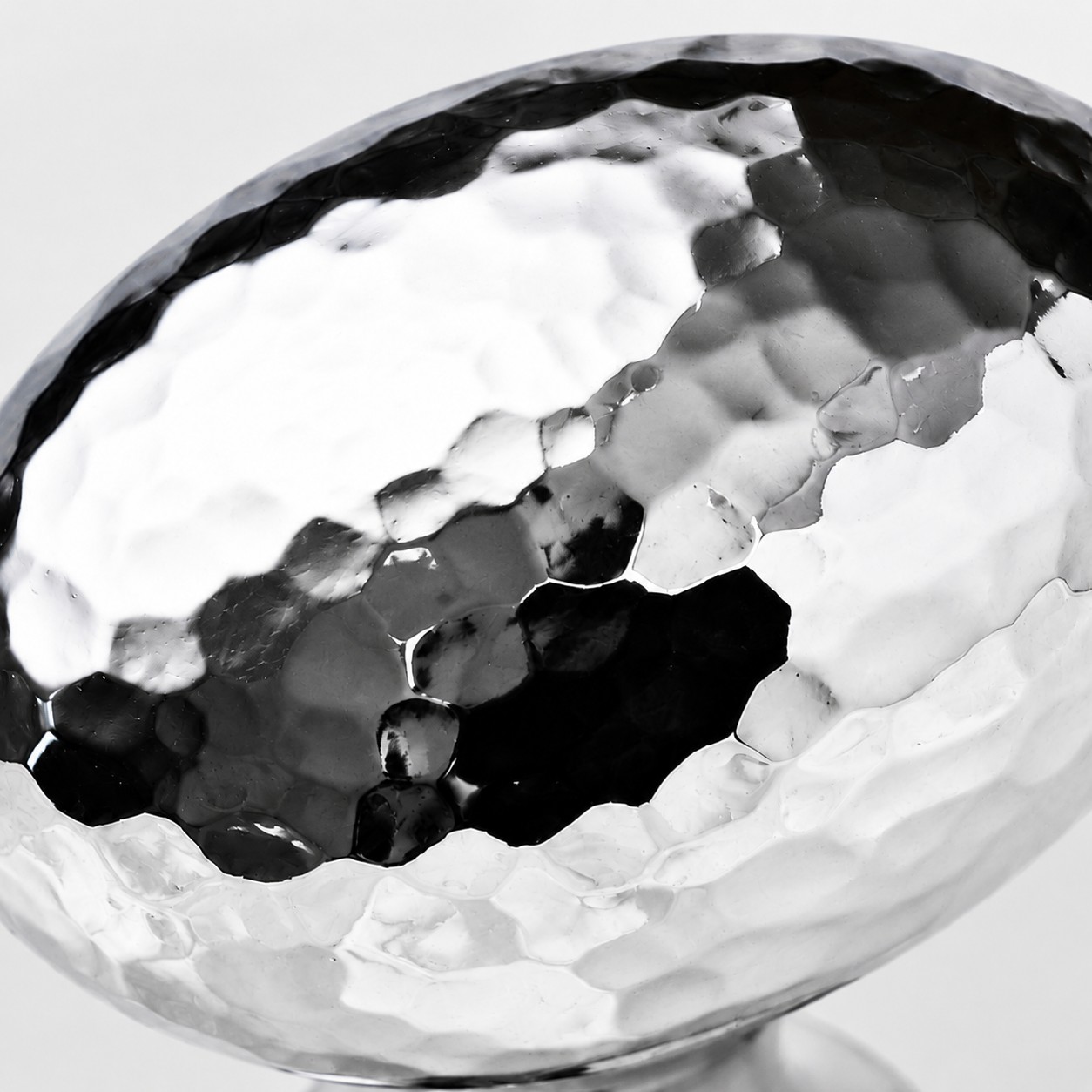 Detalle de la superficie de plata martillada