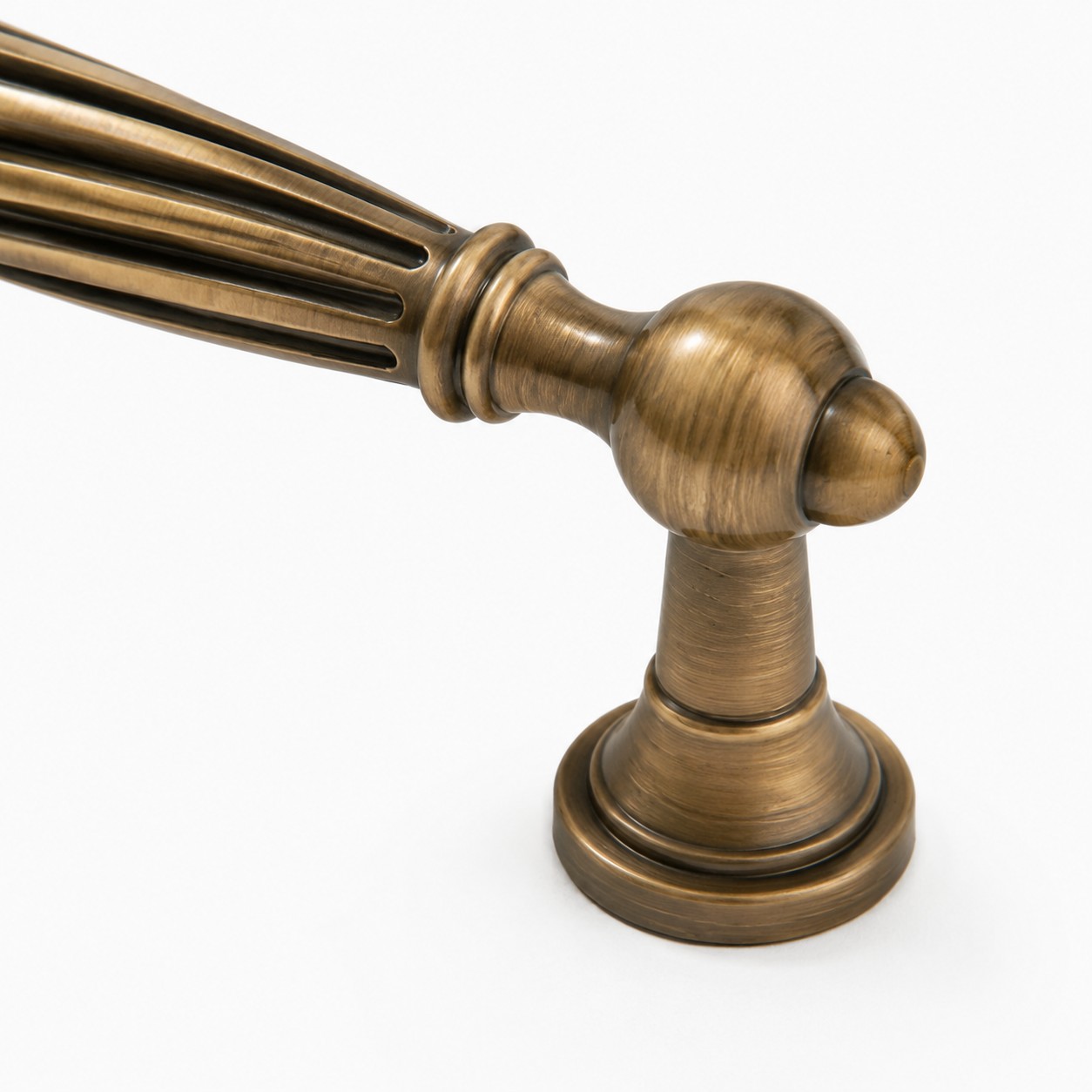 Details van antieke messing kastgrepen en ladeknoppen