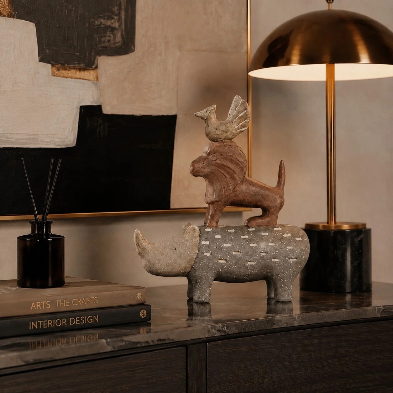 Escultura de animal Qilin colocada sobre una mesa consola.