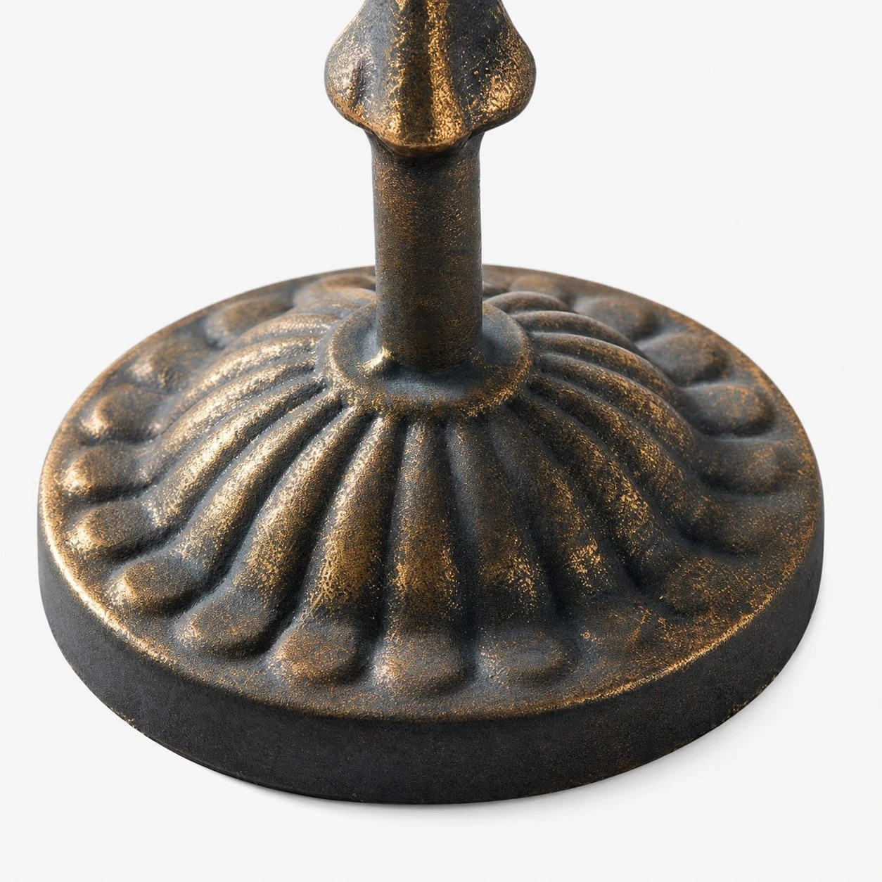 Detalle de la base de un candelabro de hierro con forma de ciervo en bronce antiguo