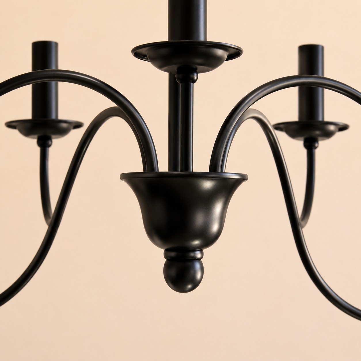 Gros plan sur le centre du lustre et ses bras élancés