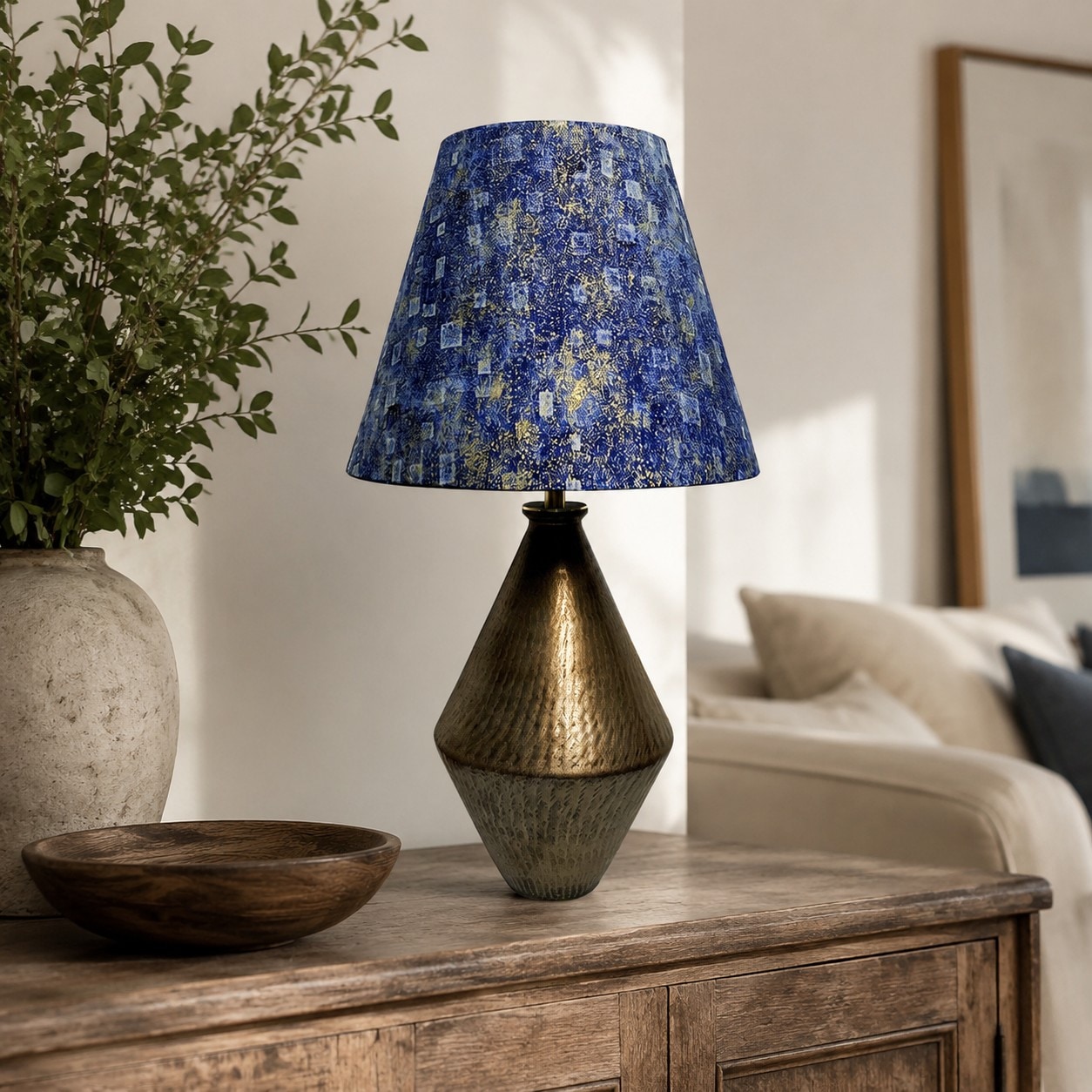 Stolní lampa z keramiky Gilt Blue v obývacím pokoji