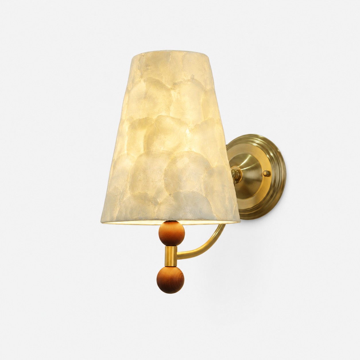 Aplique de pared LED de concha de capiz con marco en tono latón y detalles de madera.