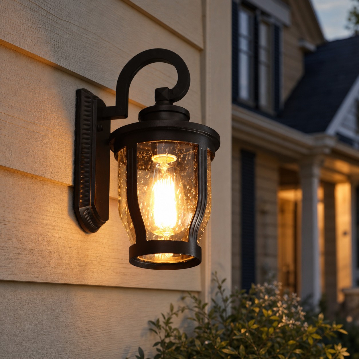 Vintage utendørs vegglampe installert i en veranda