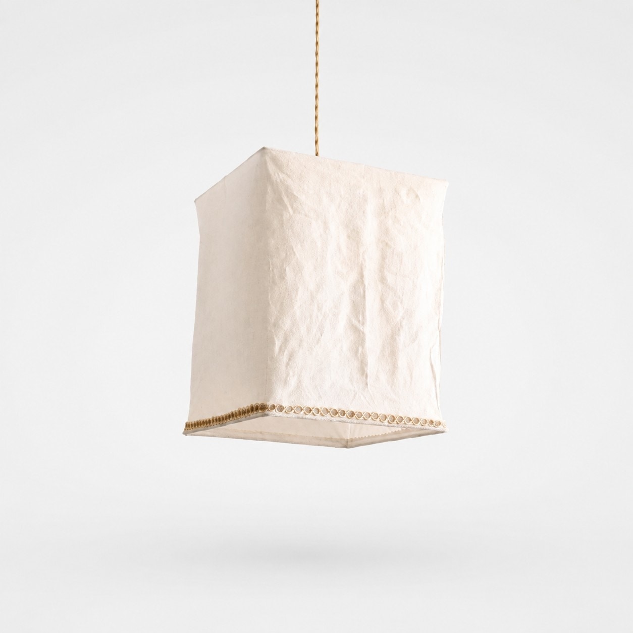 Sculpturaal linnen / Natuurlijk ivoor / L 30 × B 38 × H 42 cm / L 11,8 × B 15,0 × H 16,5 inch