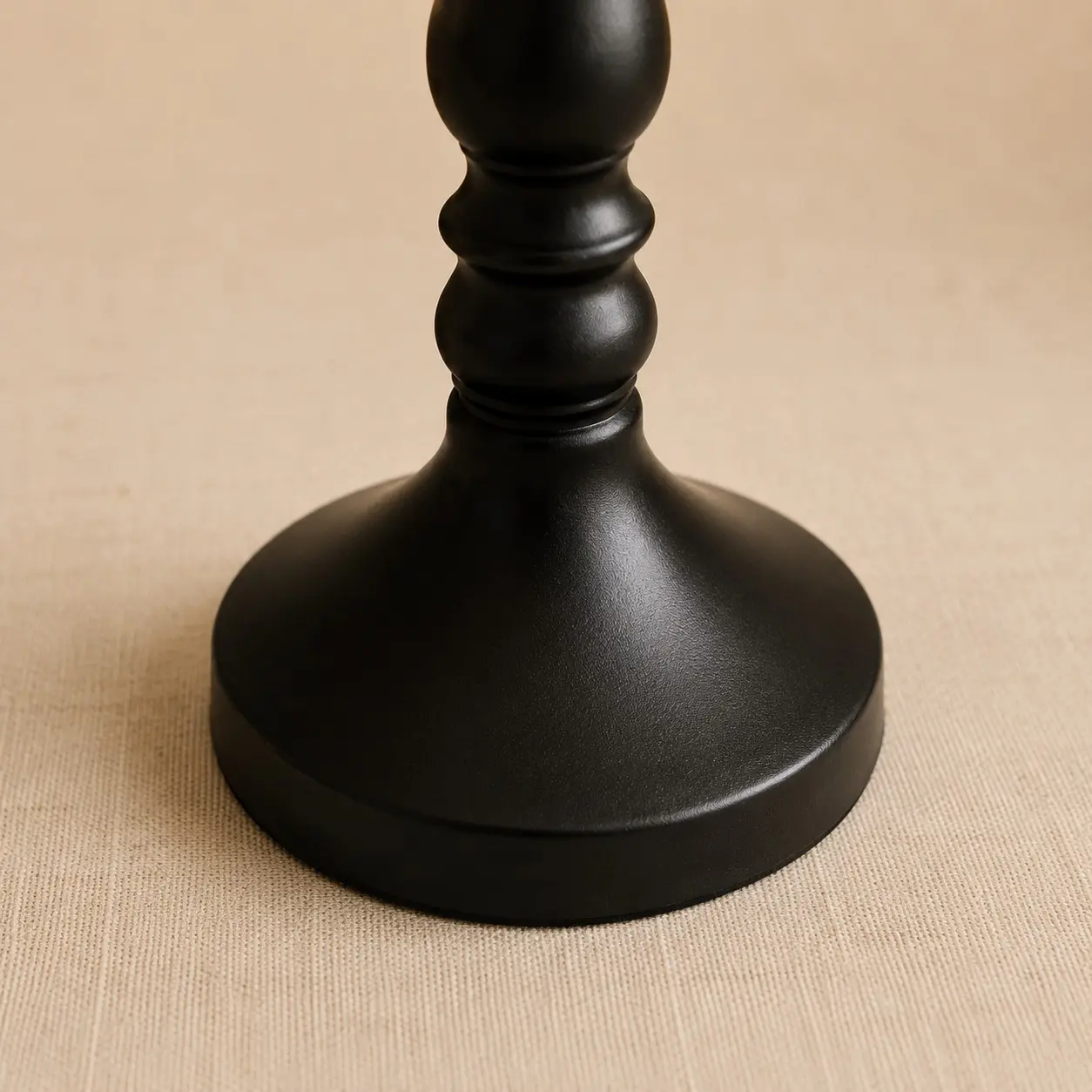 Närbild av den svarta järnfärgade bordslampans fot