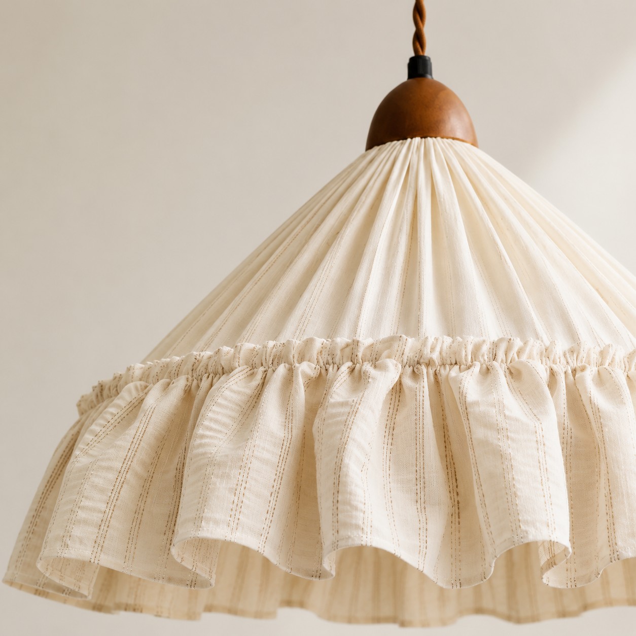 Pendelleuchte aus gerüschtem Stoff im französischen Landhausstil