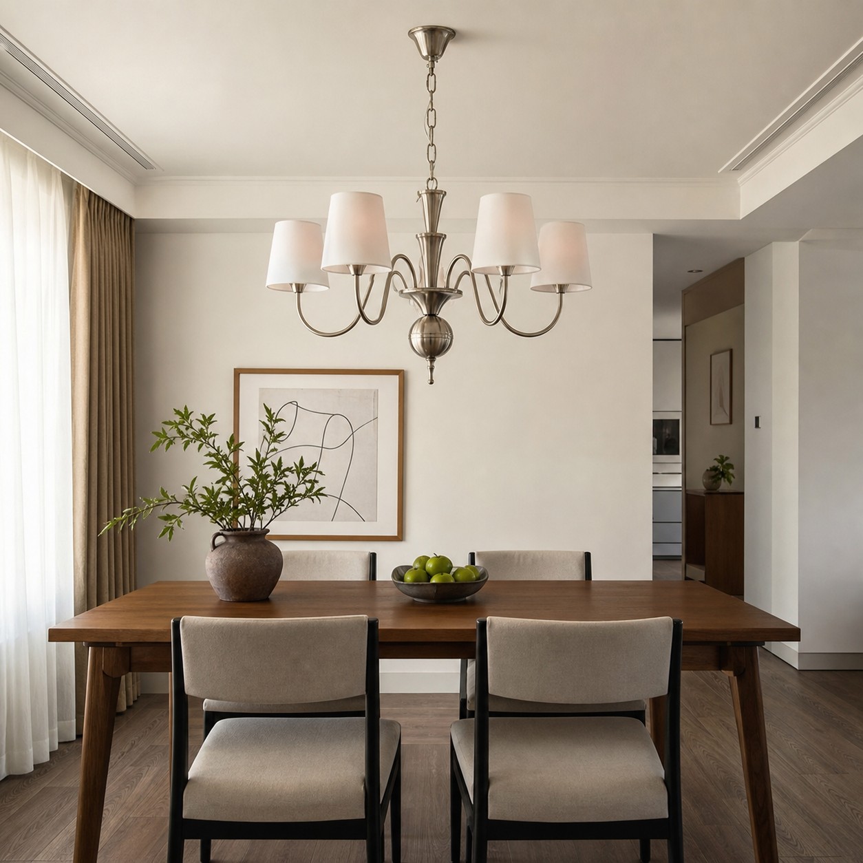 Un elemento decorativo elegante que sirve de punto focal en el techo de comedores, salas de estar e interiores clásicos.