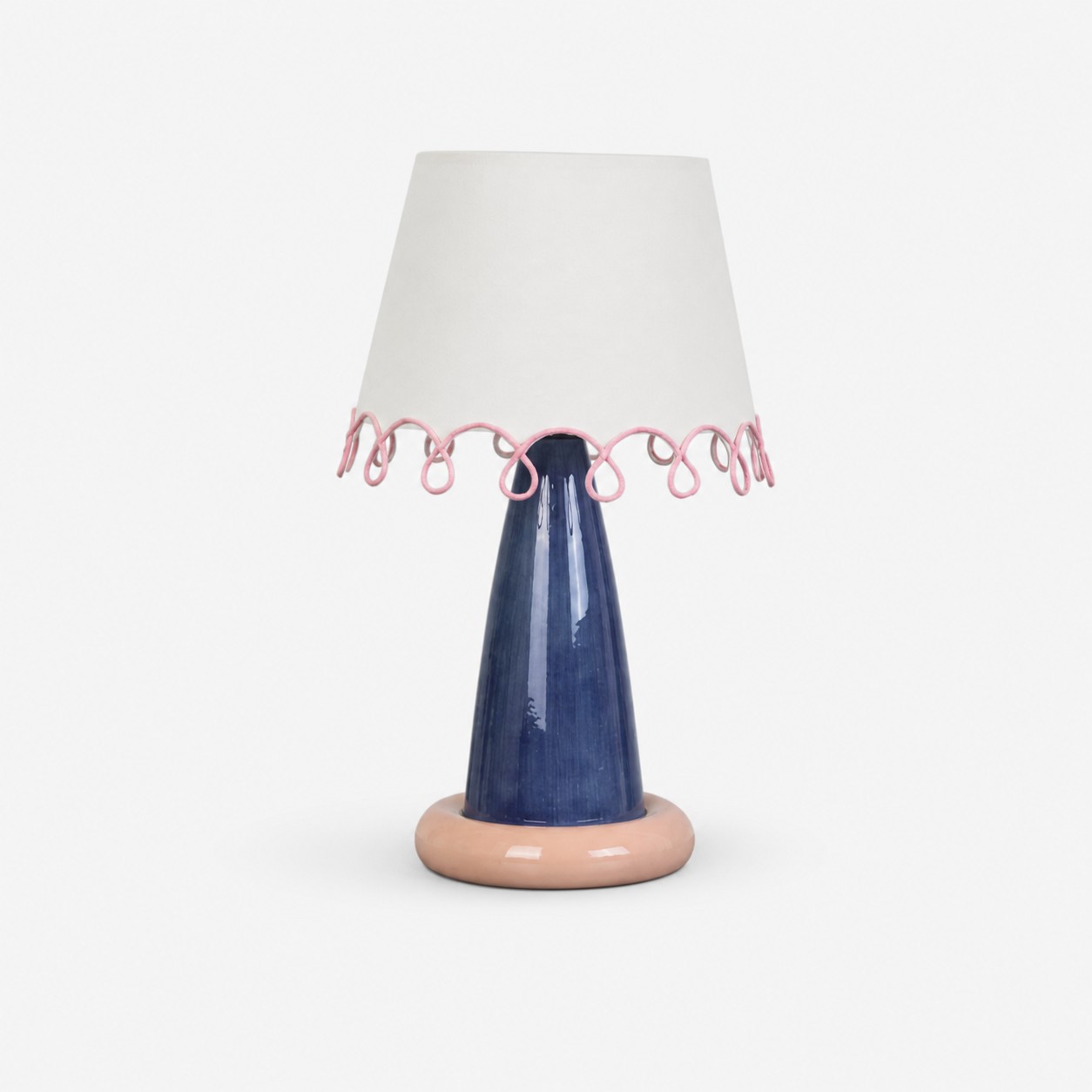 Skulptural bordslampa i keramik med öglor